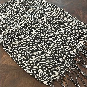 Black and White Skull Pattern Scarf